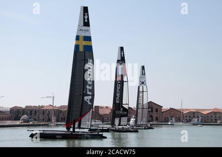 VENEDIG, ITALIEN - MAI 12: Ein AC45 Katamaran während der Venice 2012 - America's Cup World Series am 12. Mai 2012 in Venedig, Italien Stockfoto