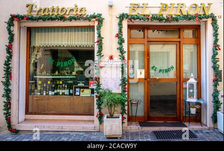 Weihnachtsmarkt, Bassano del Grappa, Italien, Dezember 2019 Stockfoto