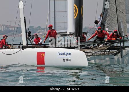 VENEDIG, ITALIEN - MAI 12: Ein AC45 Katamaran während der Venice 2012 - America's Cup World Series am 12. Mai 2012 in Venedig, Italien Stockfoto