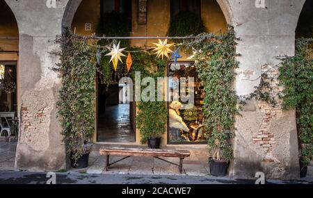 Weihnachtsmarkt, Bassano del Grappa, Italien, Dezember 2019 Stockfoto