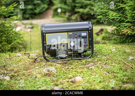 Tragbarer Benzingenerator im Freien. Stockfoto