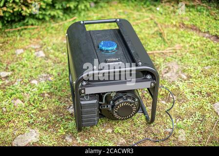 Tragbarer Benzingenerator im Freien. Stockfoto
