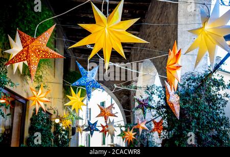 Weihnachtsmarkt, Bassano del Grappa, Italien, Dezember 2019 Stockfoto