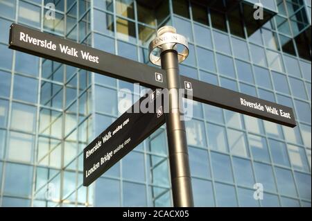 London, UK, 4. November 2007: Street Wegweiser Ost- und Wegbeschreibung zum Thames Path Riverside Walk Stockfoto