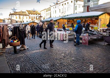 Weihnachtsmarkt, Bassano del Grappa, Italien, Dezember 2019 Stockfoto