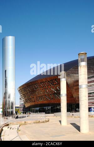 Cardiff, Wales, UK, September 14, 2016 : das Wales Millennium Centre Theater und der Wasserturm in Roald Dahl Plass Cardiff Bay beliebte Reisedesti Stockfoto