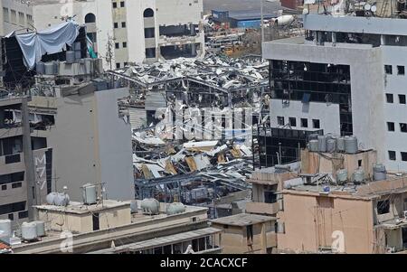 Beirut, Libanon. August 2020. Beschädigte Gebäude sind nach Explosionen in Beirut, Libanon, am 6. August 2020 zu sehen. Zwei große Explosionen erschütterte den Hafen von Beirut am Dienstag um etwa 18:10 Uhr Ortszeit (1610 GMT), wobei mindestens 135 Menschen starben und 5,000 weitere verletzt wurden. Quelle: Bilal Jawich/Xinhua/Alamy Live News Stockfoto