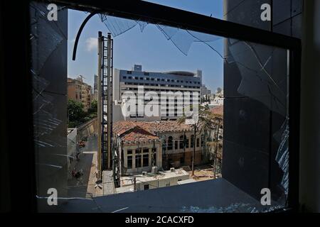 Beirut, Libanon. August 2020. Beschädigte Gebäude sind nach Explosionen in Beirut, Libanon, am 6. August 2020 zu sehen. Zwei große Explosionen erschütterte den Hafen von Beirut am Dienstag um etwa 18:10 Uhr Ortszeit (1610 GMT), wobei mindestens 135 Menschen starben und 5,000 weitere verletzt wurden. Quelle: Bilal Jawich/Xinhua/Alamy Live News Stockfoto