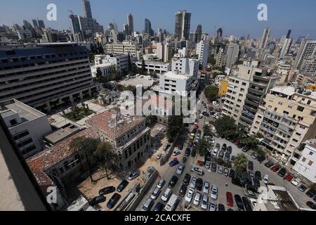 Beirut, Libanon. August 2020. Beschädigte Gebäude sind nach Explosionen in Beirut, Libanon, am 6. August 2020 zu sehen. Zwei große Explosionen erschütterte den Hafen von Beirut am Dienstag um etwa 18:10 Uhr Ortszeit (1610 GMT), wobei mindestens 135 Menschen starben und 5,000 weitere verletzt wurden. Quelle: Bilal Jawich/Xinhua/Alamy Live News Stockfoto