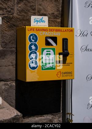 Defibrillator in gelber Box vor Café in Upton Wirral Mai 202 Stockfoto