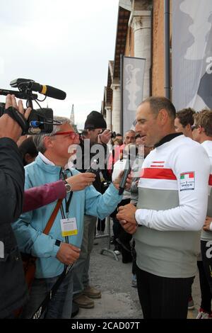 VENEDIG, ITALIEN - MAI 12: Prada Luna Rossa Team während der Venice 2012 - America's Cup World Series am 12. Mai 2012 in Venedig, Italien Stockfoto