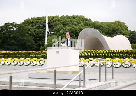 (200806) -- TOKYO, 6. August 2020 (Xinhua) -- der Bürgermeister von Hiroshima, Kazumi Matsui, hält eine Rede während der Gedenkfeier anlässlich des 75. Jahrestages des Atombombenanschlags in Hiroshima, Japan, am 6. August 2020. Japan feierte am Donnerstag den 75. Jahrestag des Atombombenanschlags auf Hiroshima, wobei sein Bürgermeister die Welt aufforderte, sich gegen die Bedrohungen der Menschheit, einschließlich der Bedrohungen durch Atomwaffen, zu einigen. (Die Stadt Hiroshima/Handout via Xinhua) Stockfoto