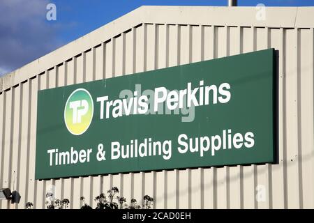 Kidwelly, Wales, Großbritannien – 2. Januar 2017: Travis Perkins Werbeschild vor seinem Gebäude Handel Versorgung Lager Foto Stockfoto