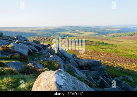 Vom Higger Tor über Hathersage und Burbage Moors an einem nebligen Morgen Stockfoto