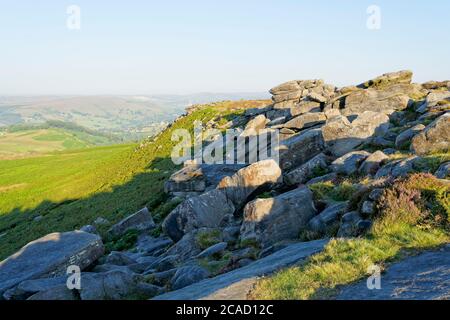 Entlang der Hänge des Higger Tor, über das Hathersage Moor am nebligen Morgen Stockfoto