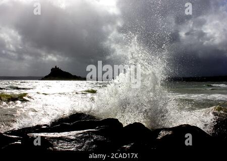 Abstürzende Welle und St. Michael's Mount Stockfoto