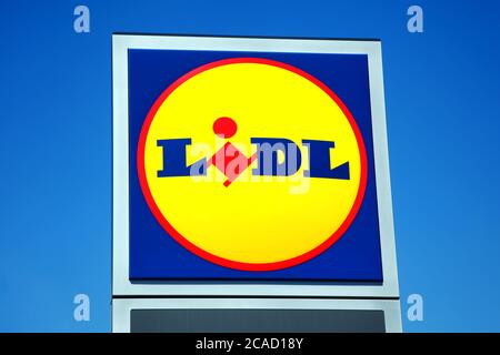 Llanelli, Wales, Großbritannien – 8. Mai 2017: Lidl-Logo-Werbeschild an seinen Einzelhandelsgeschäften in Supermärkten direkt vor dem Stadtzentrum Stock Foto Stockfoto