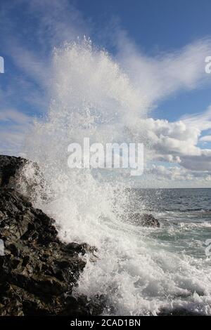 Welle bricht auf Felsen Stockfoto