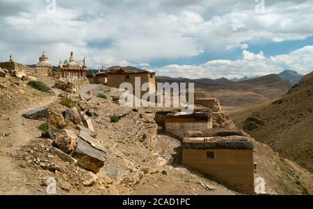 Isoliertes Dorf Tashigang mit Ziegelhäusern und buddhistischen Stupas am Horizont im Sommer im Himalaya. Tashigang, Himachal Pradesh, Indien. Stockfoto