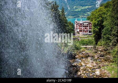 Blick auf das Hotel Giessbach hinter dem Wasserfall Stockfoto