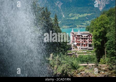 Blick auf das Hotel Giessbach hinter dem Wasserfall Stockfoto