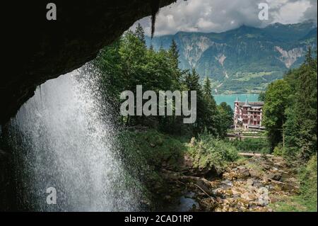 Blick auf das Hotel Giessbach hinter dem Wasserfall Stockfoto