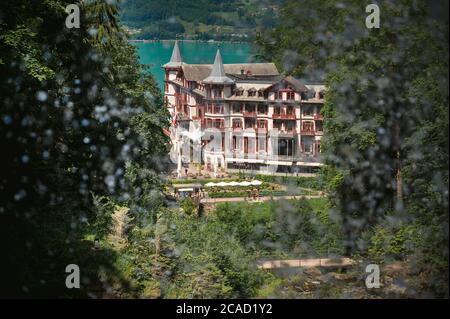 Blick auf das Hotel Giessbach hinter dem Wasserfall Stockfoto