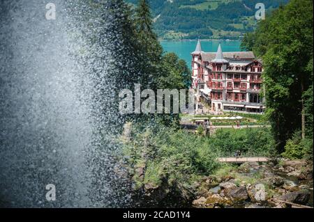 Blick auf das Hotel Giessbach hinter dem Wasserfall Stockfoto