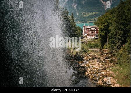 Blick auf das Hotel Giessbach hinter dem Wasserfall Stockfoto