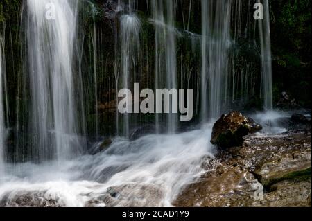 Langzeitbelichtung eines Wasserfalls bei den Griessbachfällen im Berner Oberland Stockfoto