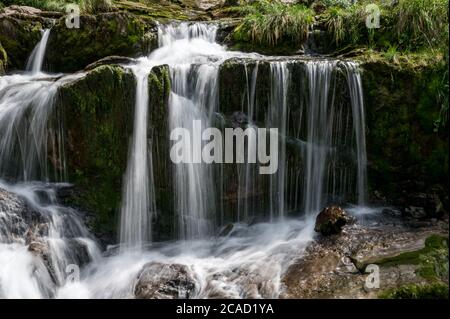 Langzeitbelichtung eines Wasserfalls bei den Griessbachfällen im Berner Oberland Stockfoto