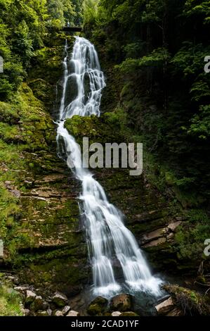 Langzeitbelichtung eines Wasserfalls bei den Griessbachfällen im Berner Oberland Stockfoto