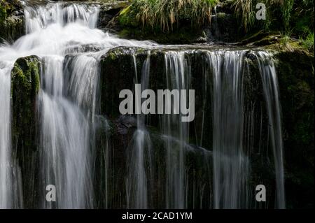 Langzeitbelichtung eines Wasserfalls bei den Griessbachfällen im Berner Oberland Stockfoto