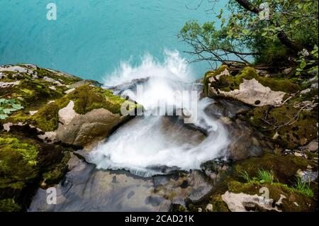 Langzeitaufnahme der Mündung eines Wasserfalls an den Griessbachfällen im Berner Oberland Stockfoto