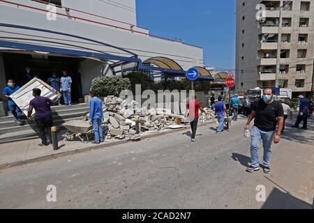 Beirut, Libanon. August 2020. Nach Explosionen in Beirut, Libanon, am 6. August 2020 werden Trümmer gereinigt. Zwei große Explosionen erschütterte den Hafen von Beirut am Dienstag um etwa 18:10 Uhr Ortszeit (1610 GMT), wobei mindestens 135 Menschen starben und 5,000 weitere verletzt wurden. Quelle: Bilal Jawich/Xinhua/Alamy Live News Stockfoto