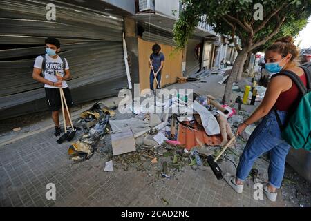 Beirut, Libanon. August 2020. Nach Explosionen in Beirut, Libanon, am 6. August 2020 werden Trümmer gereinigt. Zwei große Explosionen erschütterte den Hafen von Beirut am Dienstag um etwa 18:10 Uhr Ortszeit (1610 GMT), wobei mindestens 135 Menschen starben und 5,000 weitere verletzt wurden. Quelle: Bilal Jawich/Xinhua/Alamy Live News Stockfoto