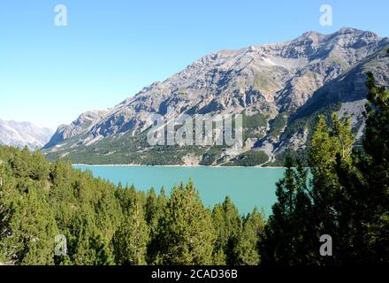 Der Cancano-See ist ein künstliches Wasserbecken, das an den San Giacomo-See im Fraele-Tal in der Gemeinde Valdidentro bei Bormio angrenzt. Stockfoto