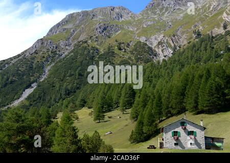 Malerische Berghütte auf den italienischen Alpen in der Lombardei, in der Nähe des Cancano-Sees in Bormio. Stockfoto