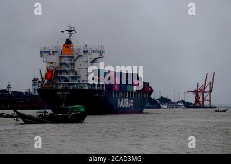 Yangon, Myanmar. August 2020. Ein Containerschiff ist auf dem Yangon-Fluss in Yangon, Myanmar, 6. August 2020 zu sehen. Myanmar hat ausländische Investitionen im Wert von über fünf Milliarden US-Dollar in den ersten 10 Monaten des laufenden Geschäftsjahres (GJ) 2019-2020 angezogen, nach dem Direktorat für Investitionen und Unternehmensverwaltung (DICA). Quelle: U Aung/Xinhua/Alamy Live News Stockfoto