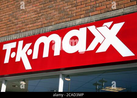 Carmarthen, Wales, UK – 2. Januar 2017: T K Maxx Logo Werbeschild an seinem Einzelhandel Supermarkt Geschäfte in etwas außerhalb der Innenstadt Stock Foto Stockfoto