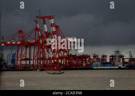 Yangon. August 2020. Das Foto vom 6. August 2020 zeigt den Industriehafen von Myanmar in Yangon, Myanmar. Myanmar hat ausländische Investitionen im Wert von über fünf Milliarden US-Dollar in den ersten 10 Monaten des laufenden Geschäftsjahres (GJ) 2019-2020 angezogen, nach dem Direktorat für Investitionen und Unternehmensverwaltung (DICA). Quelle: U Aung/Xinhua/Alamy Live News Stockfoto