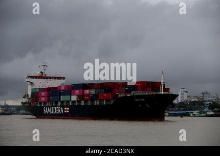 Yangon, Myanmar. August 2020. Ein Containerschiff ist auf dem Yangon-Fluss in Yangon, Myanmar, 6. August 2020 zu sehen. Myanmar hat ausländische Investitionen im Wert von über fünf Milliarden US-Dollar in den ersten 10 Monaten des laufenden Geschäftsjahres (GJ) 2019-2020 angezogen, nach dem Direktorat für Investitionen und Unternehmensverwaltung (DICA). Quelle: U Aung/Xinhua/Alamy Live News Stockfoto