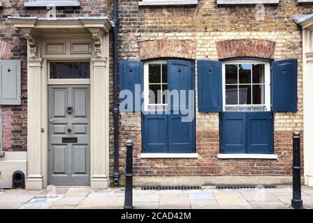 London, UK, 1. Juli 2012 : Georgisches Reihenhaus in Spitafields einst die Heimat des reichen Hugenotten Seidenhändlers Stock Foto Stockfoto