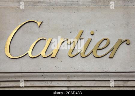 Paris, Frankreich – 16. September 2011: Cartier Schmuck Logo Werbeschild in seinem Einzelhandelsgeschäft auf der Champs Elysees Stock Foto Stockfoto