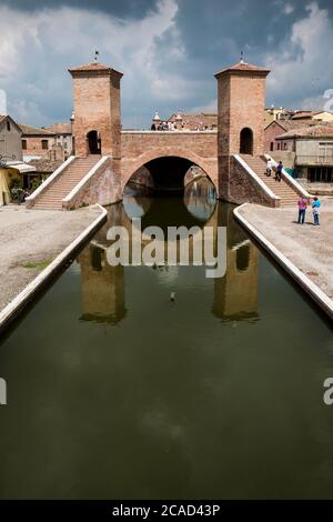 Comacchio, Ferrara, Emilia Romagna, Italien, Europa. Die alte Brücke Trepponti, eine berühmte fünf-Wege-Brücke in der Altstadt bekannt als das kleine Venedig Stockfoto