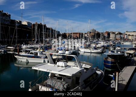 Segel- & Motorboote dockten in ramsgate Royal Marina Ost kent uk august 2020 Stockfoto