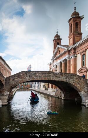 Comacchio, Ferrara, Emilia Romagna, Italien, Europa. Fußgängerbrücke. Stockfoto