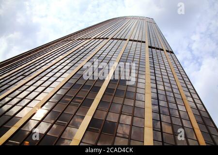 Paris, Frankreich, 16. September 2011: Tour Montparnasse auf der Avenue du Maine hat eine Aussichtsplattform mit Panoramablick und ist ein beliebter Touri Stockfoto