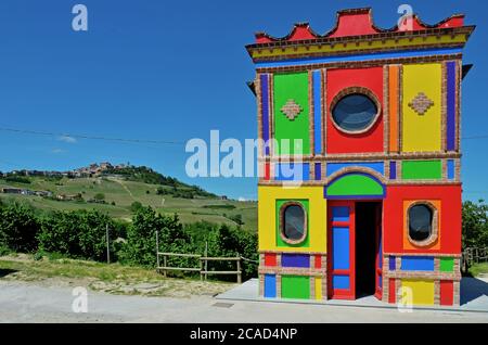 langhe, bunte Kirche bei Alba Stockfoto