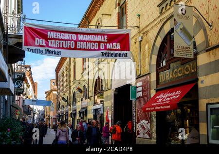 ALBA, ITALIEN – 15. NOVEMBER 2018: Menschen, die den Trüffelmarkt der Internationalen Trüffelmesse von Alba (Piemont, Italien) betreten, die wichtigste Trüffelveranstaltung in Stockfoto